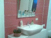 Waschbecken mit Spiegel